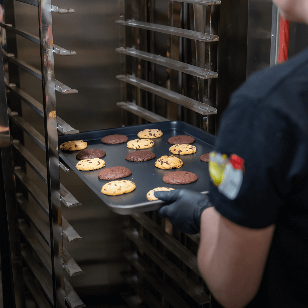 Cookies de THC en horno primer plano