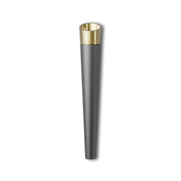 Caneta de tinteiro com detalhes em dourado e preto